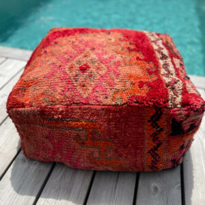 Pouf berbere au bord de la piscine