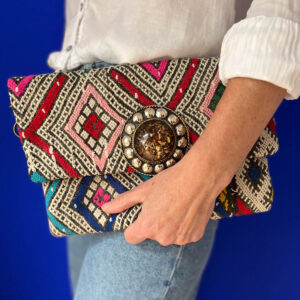pochette cilié fond bleu klein