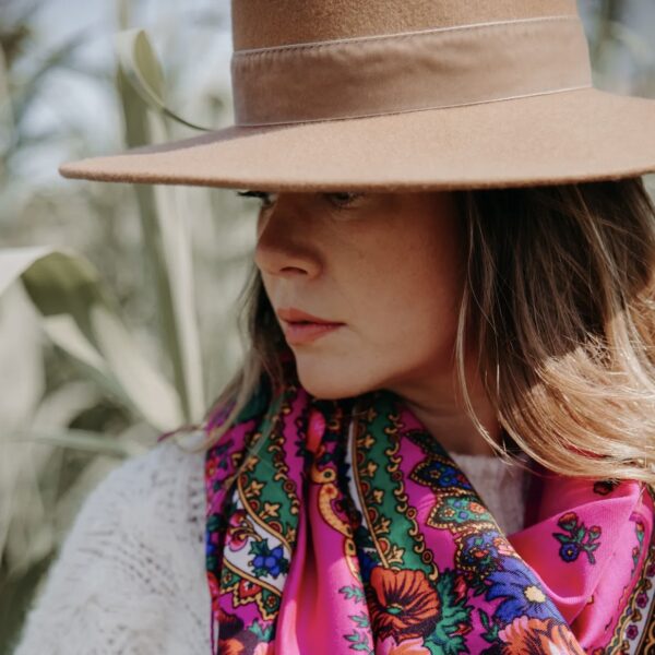 foulard rose chapeau